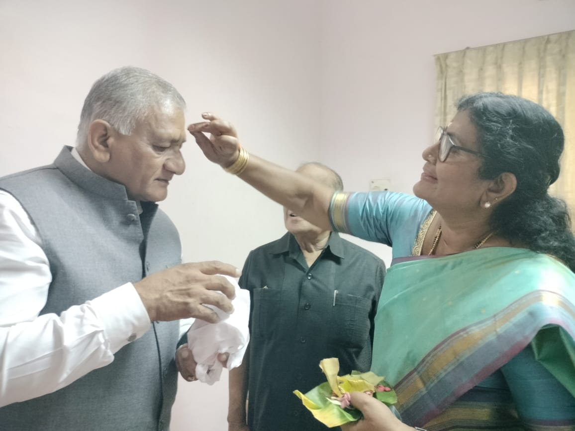Chairperson Palakkad Muncipality & VP SSS Mrs Prameela sasidharan  putting a tilk to  General (Dr) VK Singh PVSM AVSM YSM Former Chief of Army Staff and present Hon Governor of Mizoram during his meeting with SSS Members at Palakkad