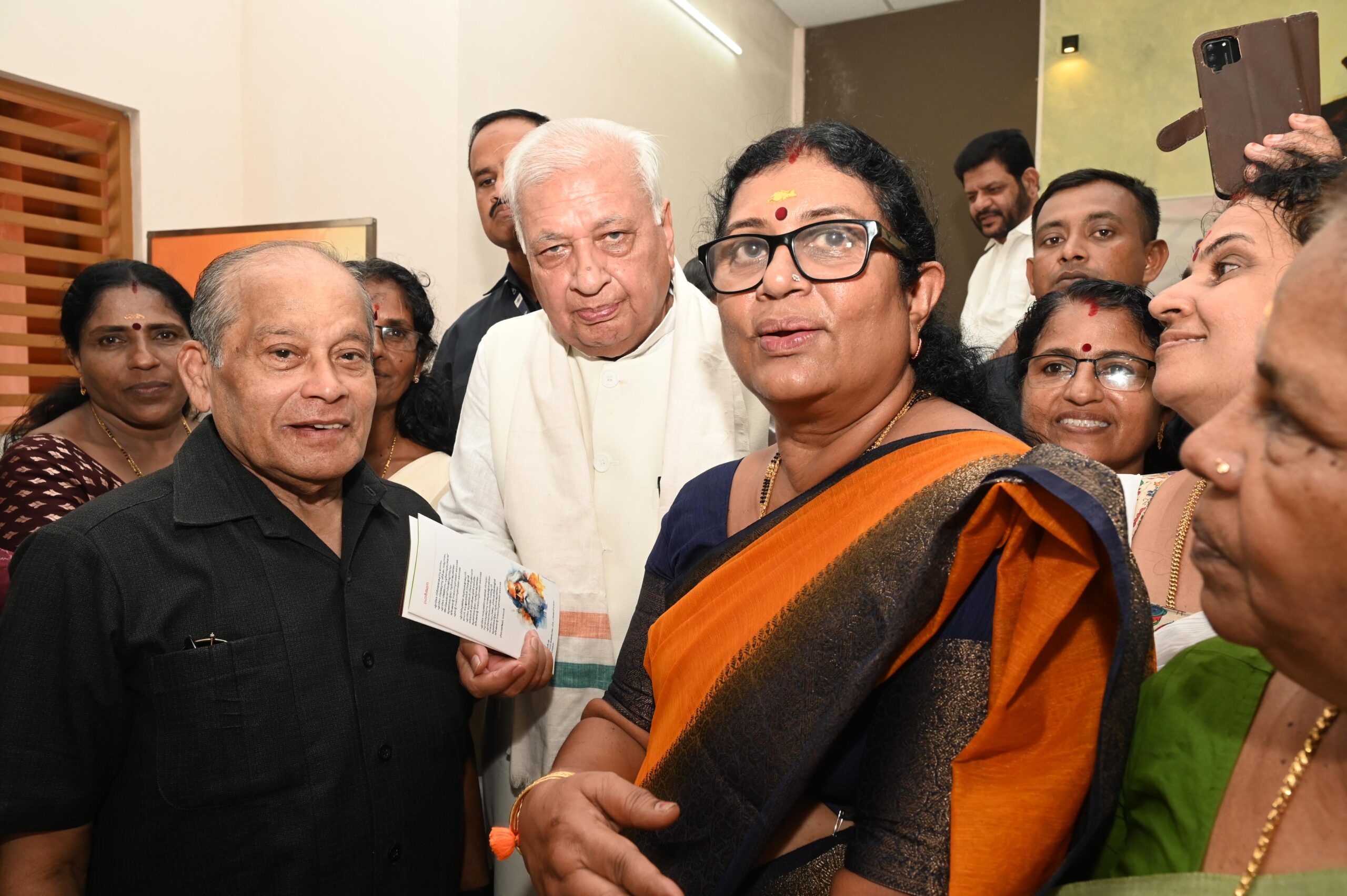 Reminder memorandum for vande Bharth Train from Kasi Viswanath to Padmanabha  to former Hon Governor  by SSS VP & President during his visit to Palakkad