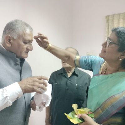 Chairperson Palakkad Muncipality & VP SSS Mrs Prameela sasidharan  putting a tilk to  General (Dr) VK Singh PVSM AVSM YSM Former Chief of Army Staff and present Hon Governor of Mizoram during his meeting with SSS Members at Palakkad